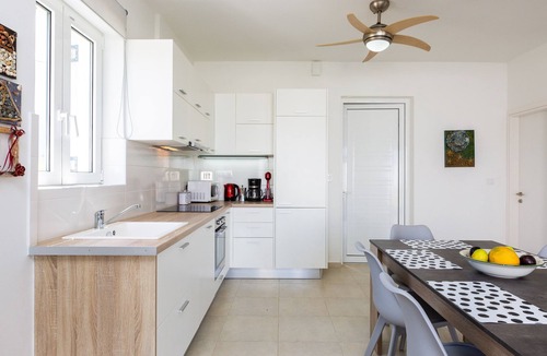 Paralia Kourna House | 3-bedroom villa close to the beach at Triton SeaView Villas with common poolS