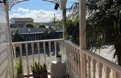 Henderson House | 3 Room,4 Beds. Warm 1 level Beauty for all family