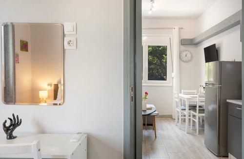 Salakos Apartment | 30roses Apartment with Garden and Hot Tub