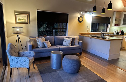 Onetangi Cottage | 4 Wheel Drive included. 5-minute walk from Ferry to car. Hot on arrival Spa Pool