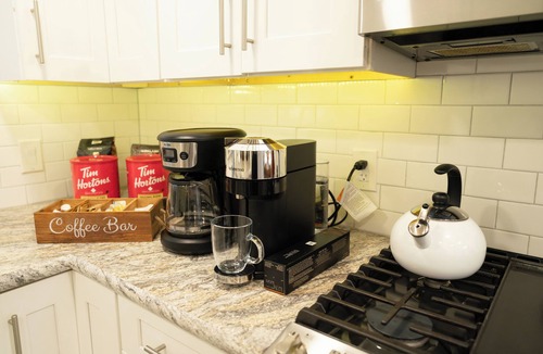 Eastside House | 5-star Renovated 3BR 𝓱𝓸𝓶𝓮/w Backyard Deck near SU/SUNY-ESF/Hospitals