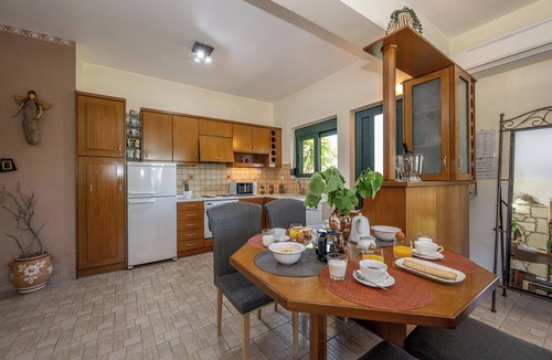 Exopoli Villa | A modern, isolated villa with private pool and view of Georgioupolis bay