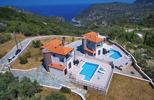 Alonissos House | A two floor villa 2 min.drive from the center of the island and the old town.