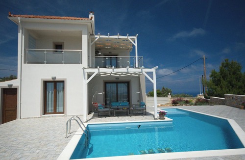 Alonissos House | A two floor villa 2 min.drive from the center of the island and the old town.