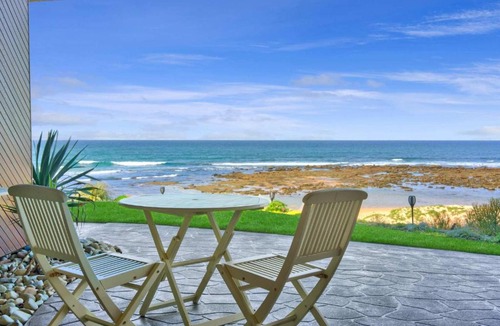 Blue Bay Apartment | Absolute Beachfront l Couples Getaway