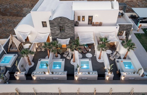 Kamari Bed & Breakfast | Aja Retreat Luxury Suites