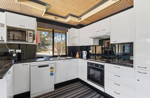 Jindabyne Apartment | Alpine Mountain View 39 - 3BR l Swimming Pool l Air-Con l WiFi