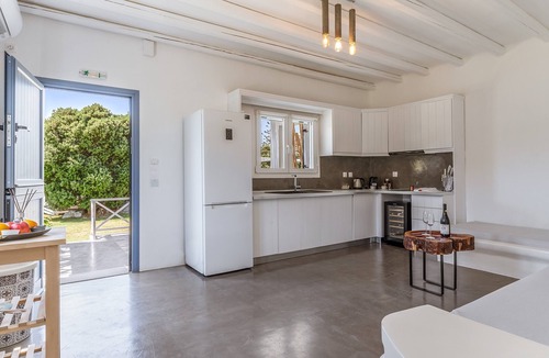 Kato Fellos Apartment | Apartment In A Hotel "Ow Andros Luxury Suites 1" with Mountain View, Private Terrace & Wi-Fi