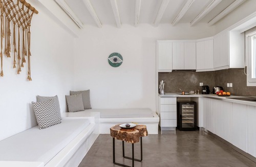 Kato Fellos Apartment | Apartment In A Hotel "Ow Andros Luxury Suites 5" with Mountain View, Private Terrace & Wi-Fi