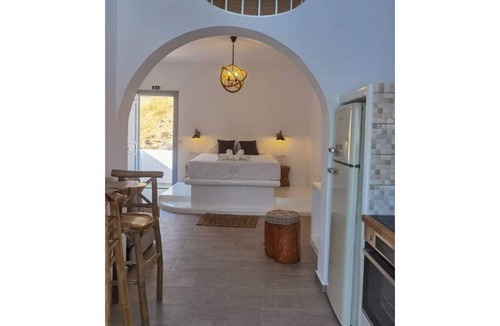 Astypalaia Apartment | Apartment "Provenzo Suite Ostria" with Sea View, Pool & Wi-Fi