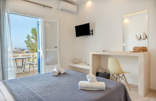 Agios Georgios Apartment | Apartment 'Studio in A Family Hotel' with Wi-Fi and Air Conditioning