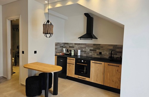 Adamas Apartment | Aristotle Suites, Aura