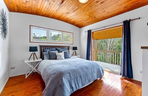 Whangateau House | Beachfront access house in Paradise