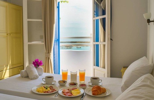 Naousa Bed & Breakfast | Beachfront Bocamviglies Room - Naoussa Sunny Suite