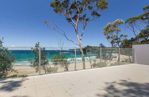 Denhams Beach Apartment | Beachfront Duplex on Denhams