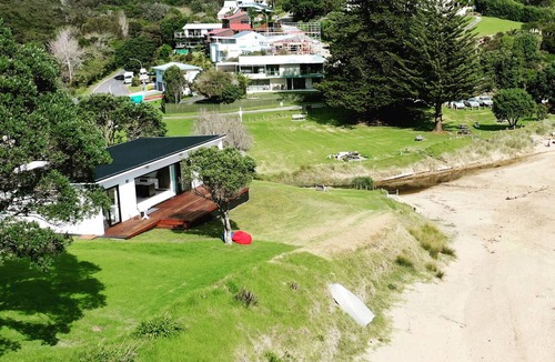 Russell Villa | Beachfront Luxury Villa - Infinity Sea Views, Spa Pool, Kayaks near Russell
