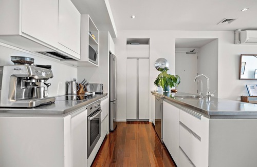 Auckland Central Business District Apartment | Beautiful, quiet, waterfront apartment, with pools, carparks and stunning views