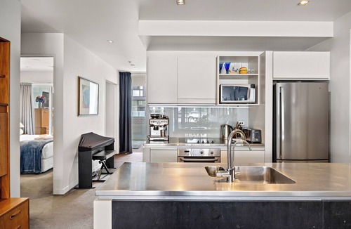 Auckland Central Business District Apartment | Beautiful, quiet, waterfront apartment, with pools, carparks and stunning views