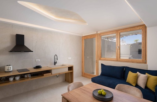 Monolithos Villa | Beautiful Santorini Suite | Luxury Suite with Private Hot Tub | Elia
