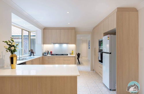 Epping House | Big Group Stay: 4BR Retreat near Trains & Parks