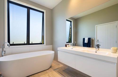 Tawharanui House | Bishop's Lane