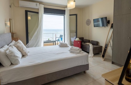 Plomari Villa | BlueWaves hotel has 5 privete villas, studios & apartments in frond of the see.