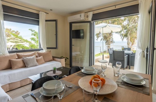 Plomari Villa | BlueWaves hotel has 5 privete villas, studios & apartments in frond of the see.