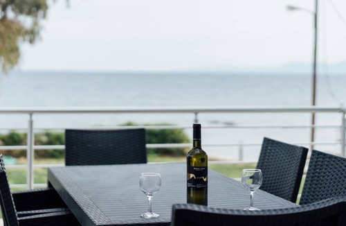Plomari Villa | BlueWaves hotel has 5 privete villas, studios & apartments in frond of the see.