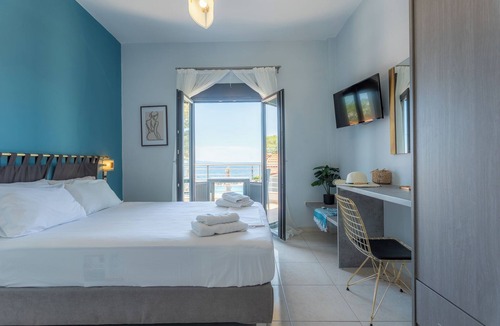 Plomari Hotel | BlueWaves Studios and Villas