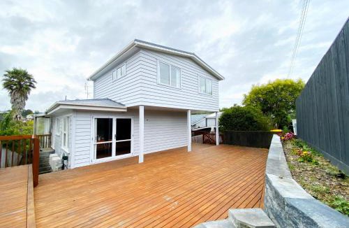Browns Bay House | Browns Bay Spacious Retreat- near Beach & Shopping