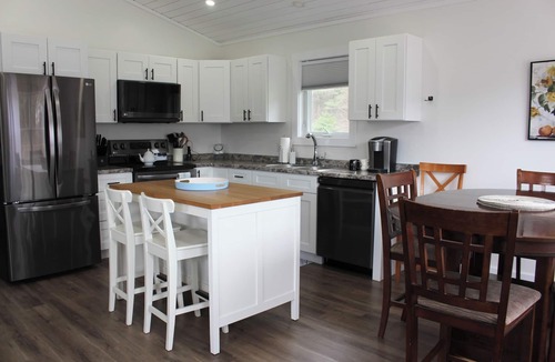 Burlington Cottage | Charming 3BR Cottage Near Cousins Shore Beach