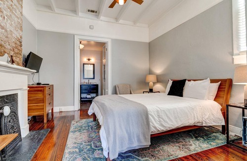 Faubourg Marigny Cottage | Charming 3BR Retreat: Desk, Patio, 2BA - Artsy Comfort & Style