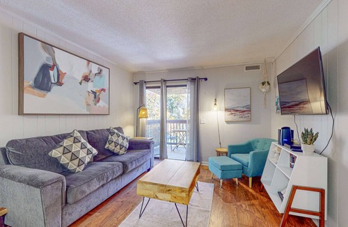 North Forest Beach Condo | Charming Condo 1 block from Coligny Plaza with on site pool, balcony, with Washer Dryer