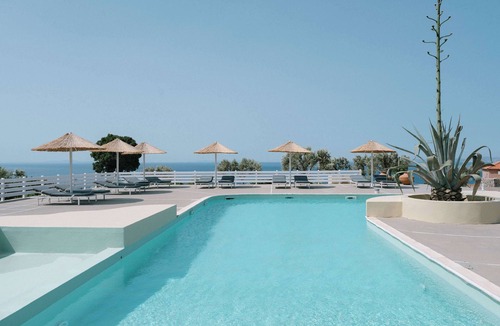 Ormos Koumeikon Apartment | Charming Hideaway with Shared Pool – Perfect for Relaxation
