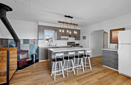Canoe Cove House | Charming Oceanview Farmhouse Close to Canoe Cove Beach & Victoria-by-the-Sea