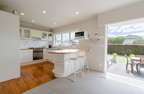 Greenlane - Ellerslie Apartment | Charming One Tree Hill House by Furnished Rentals