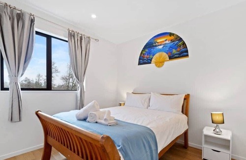 Mangere House | Cheerful Three Bedroom Townhouse with Parking