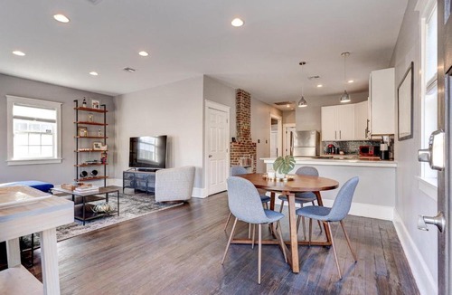West Riverside House | Chef's kitchen & clawfoot tub near French Quarter