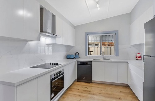 The Entrance House | Coastal Family Retreat, Walk to Beach & Lake