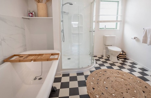 Blackpool House | Comfortable Adaptable home in a great location on Waiheke