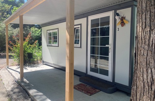 Glen Innes Apartment | Comfy studio units on 10 acres of free space and only 5 minutes walk to CBD