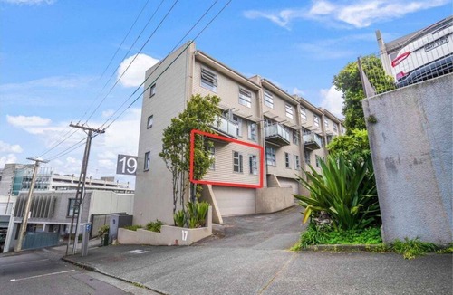 Grafton Apartment | Compact Stay On Train One Stop to Eden Park