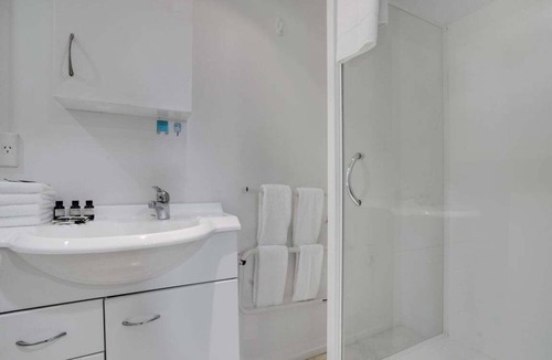 Grafton Apartment | Compact Stay On Train One Stop to Eden Park