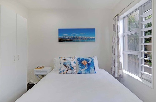 Grafton Apartment | Compact Stay On Train One Stop to Eden Park