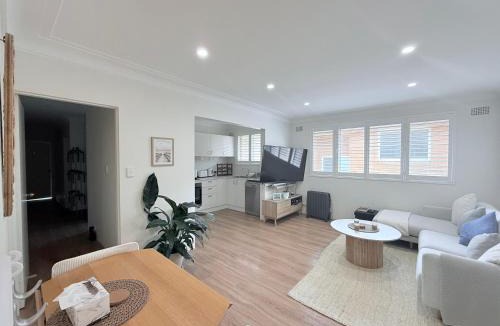 Coogee House | Coogee Sunrise shared Apt with Parking, Balcony & Work Desk