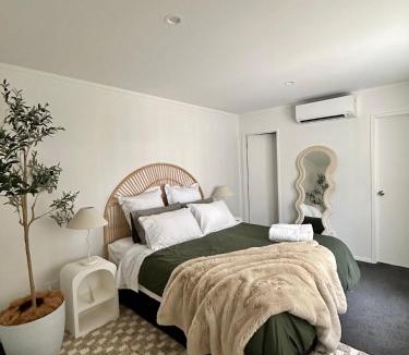 Manurewa House | Cosy 3 Bedroom Home near airport with free parking