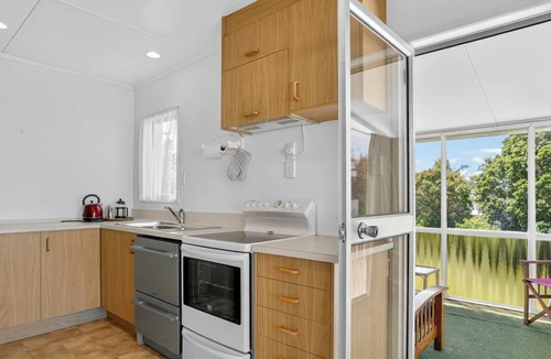 Leigh House | Cosy Beach house with Sea Views- walking distance to the shops and beach!
