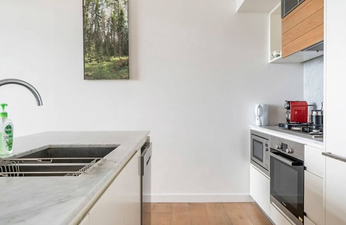 Crows Nest Apartment | Crows Nest Balcony Stay with BBQ