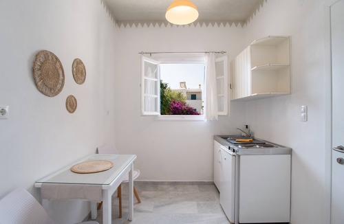 Mikri Vigla Apartment | Deluxe Ground Floor Double Room with King Bed