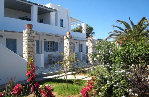 Santa Maria Apartment | Exklusives Garten-Appartment in Paros by Interhome